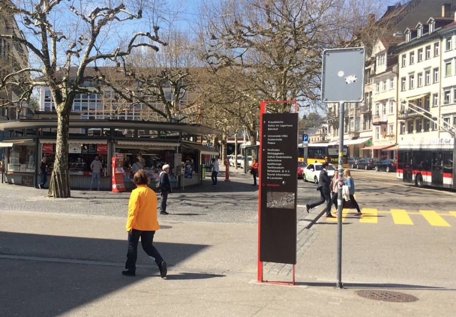 Passant auf dem Marktplatz und Bohl